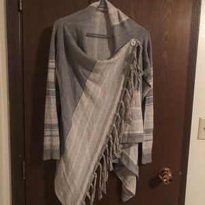 Button shawl with tassels Large